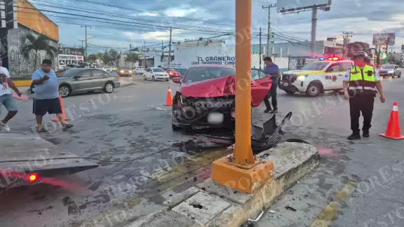 Paramédicos acudieron al lugar, brindando atención médica al conductor