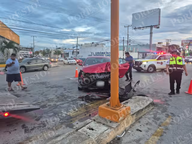 Paramédicos acudieron al lugar, brindando atención médica al conductor