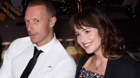 Dakota Johnson y Chris Martin se comprometieron hace casi dos años Dakota Johnson y Chris Martin se comprometieron hace casi dos años