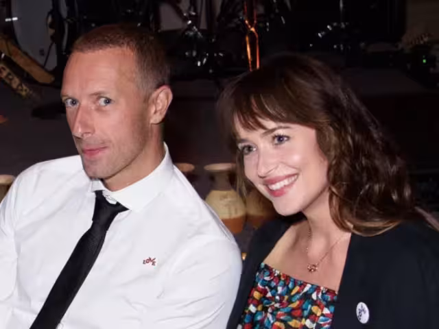 Dakota Johnson y Chris Martin se comprometieron hace casi dos años