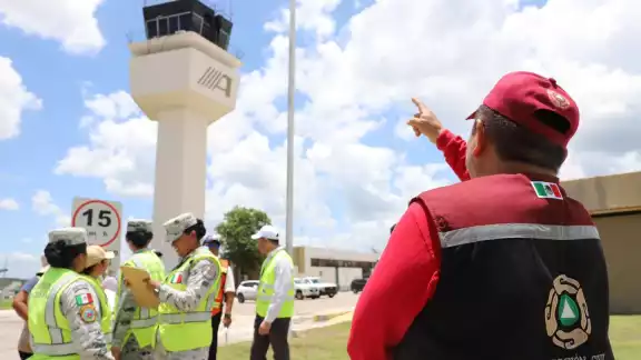 Las actividades se trasladaron del aula a la torre de control, con el apoyo del instructor Román Rebolledo de Seprocicam.