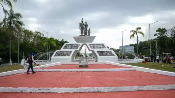 Algunos turistas se detuvieron para fotografiar el arreglo de la glorieta