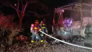 Camión termina calcinado al incendiarse en la Colonia Ejido de Playa del Carmen