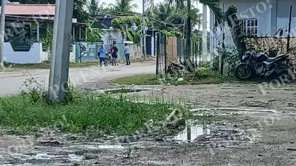 Motociclista cae por bache en Escárcega; resultó ileso y su moto fue resguardada por vecinos