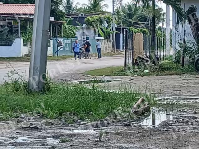 Motociclista cae por bache en Escárcega; resultó ileso y su moto fue resguardada por vecinos