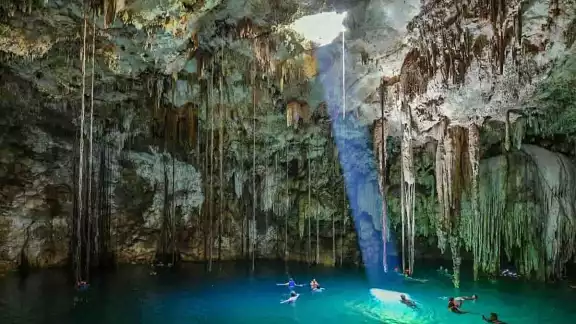 Los cenotes de Dzitnup se ubican a tan solo siete kilómetros del Pueblo Mágico de Valladolid