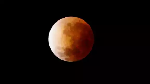 El eclipse lunar de este marzo 2025 se verá de una tonalidad rojiza