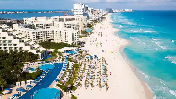 Cancún se encuentra en Quintana Roo, un estado que integra la Península de Yucatán y que se ha convertido en un punto de visita obligado para turistas nacionales y extranjeros