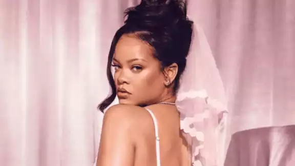 Rihanna se viste de luto por la muerte de su padre Rihanna se viste de luto por la muerte de su padre