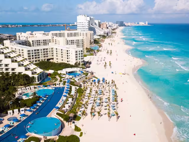 Cancún se encuentra en Quintana Roo, un estado que integra la Península de Yucatán y que se ha convertido en un punto de visita obligado para turistas nacionales y extranjeros