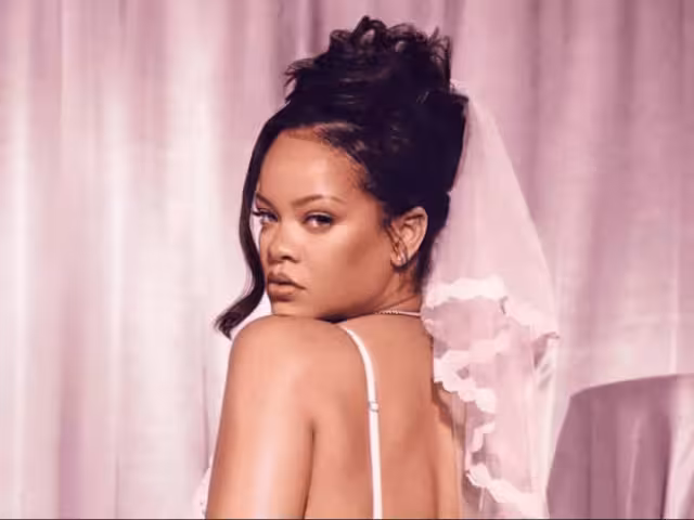 Rihanna se viste de luto por la muerte de su padre