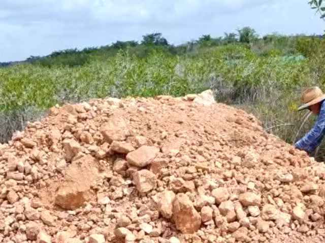 Denuncian relleno ilegal en el Estero de Chac, sin permisos ambientales.