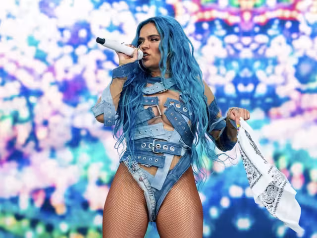 Karol G sorprende a sus fans con impactante vestido durante la premiere de su documental