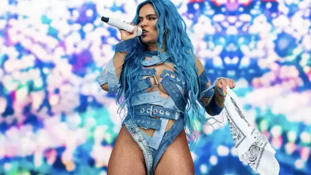 Karol G sorprende a sus fans con impactante vestido durante la premiere de su documental