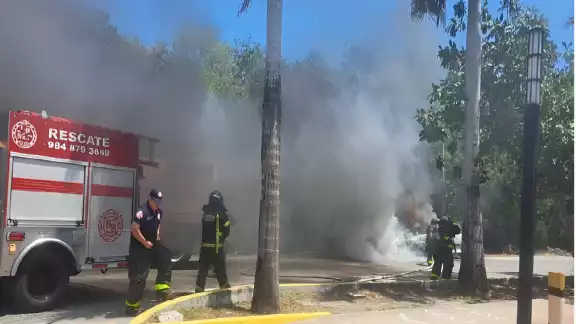 Un corto circuito provocó el incendio de una camioneta en Playa del Carmen Un corto circuito provocó el incendio de una camioneta en Playa del Carmen