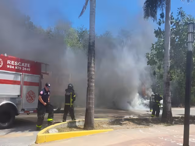 Un corto circuito provocó el incendio de una camioneta en Playa del Carmen