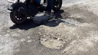 Vecinos denuncian baches peligrosos en la calle 14 de la colonia El Aserradero, en Champotón.