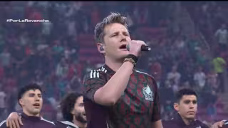  Alexander Acha brilla por su impecablemente interpretación del Himno  en el México vs. EUA 