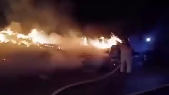 Incendio de Tráiler Genera Embotellamientos en la Autopista de Campeche Incendio de Tráiler Genera Embotellamientos en la Autopista de Campeche