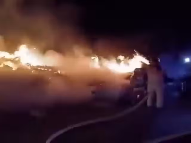 Incendio de Tráiler Genera Embotellamientos en la Autopista de Campeche