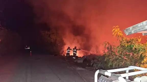 Un incendio de 200 metros cuadrados se registró en un basurero clandestino cerca de la comunidad de El Cedral, en Lázaro Cárdenas.