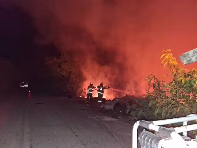 Un incendio de 200 metros cuadrados se registró en un basurero clandestino cerca de la comunidad de El Cedral, en Lázaro Cárdenas.