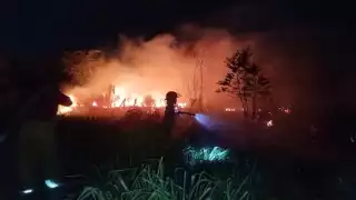 Incendio de maleza en la carretera Escárcega-Villahermosa, poniendo en riesgo a conductores y residentes.