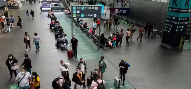 Más de dos mil pasajeros fueron afectados por apagón tecnológico, informa AICM