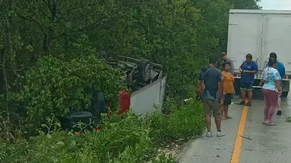 Un camión que transportaba cajas de huevos volcó y terminó en una zona de monte en la carretera Champotón-Campeche. Un camión que transportaba cajas de huevos volcó y terminó en una zona de monte en la carretera Champotón-Campeche.