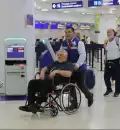 El personal del aeropuerto de Cancún lo ayudo a trasladarse por el lugar con una silla de ruedas