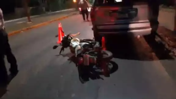 Motociclista sufre fractura de mandíbula tras accidente