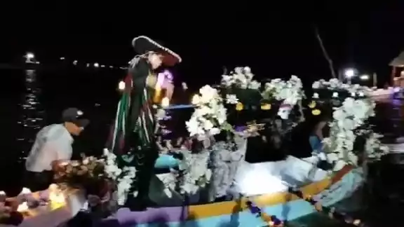 Al llegar al muelle turístico los pobladores subieron a las lanchas iluminadas.