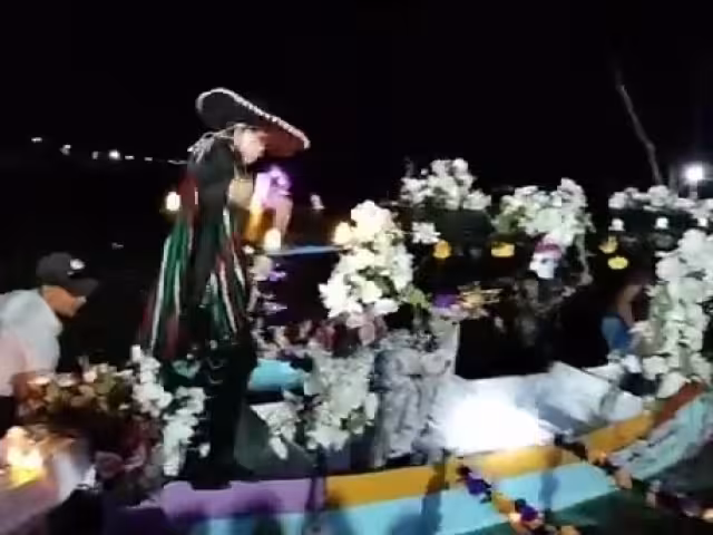 Al llegar al muelle turístico los pobladores subieron a las lanchas iluminadas.