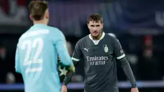 Santi Giménez recibe ovación en su regreso a De Kuip con el Milan