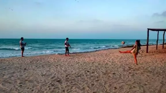 El clima soleado ha atraído ya a los primeros turistas. El clima soleado ha atraído ya a los primeros turistas.