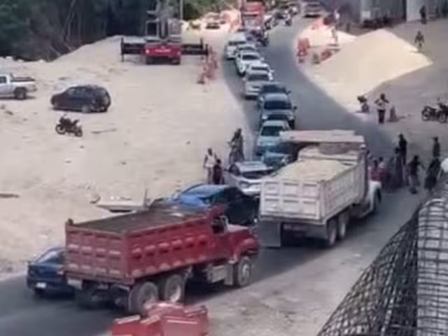 Trabajadores bloquean tramo Chetumal - Huay Pix por falta de pagos