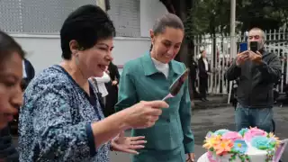 Claudia Sheinbaum celebra su cumpleaños entre vecinos y simpatizantes con marimba y regalos