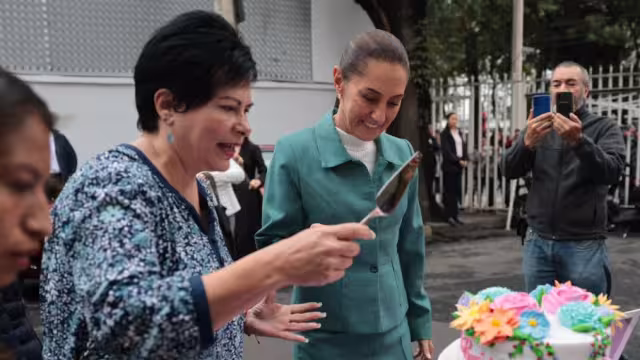 La virtual presidenta electa, Claudia Shenbaum, fue festejada por su cumpleaños en la privada de su casa de transición