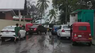 Piden extremar precauciones en Sabancuy por zona de baja presión; continuarán las lluvias 