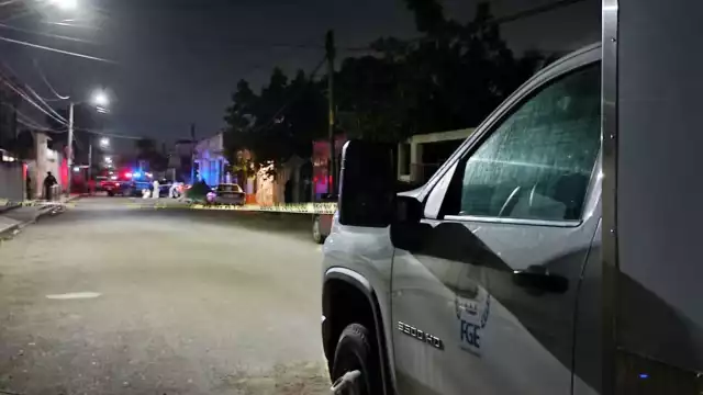 El cuerpo del hombre quedó tendido frente a la primaria