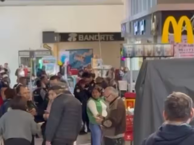 Elementos policiacos entrevistaron a los testigos en el lugar.