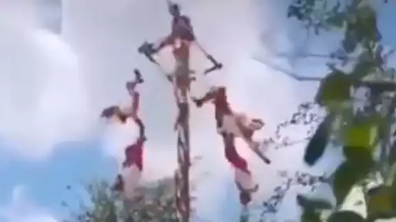 El momento de su caída fue captada en video por los asistentes en el lugar El momento de su caída fue captada en video por los asistentes en el lugar