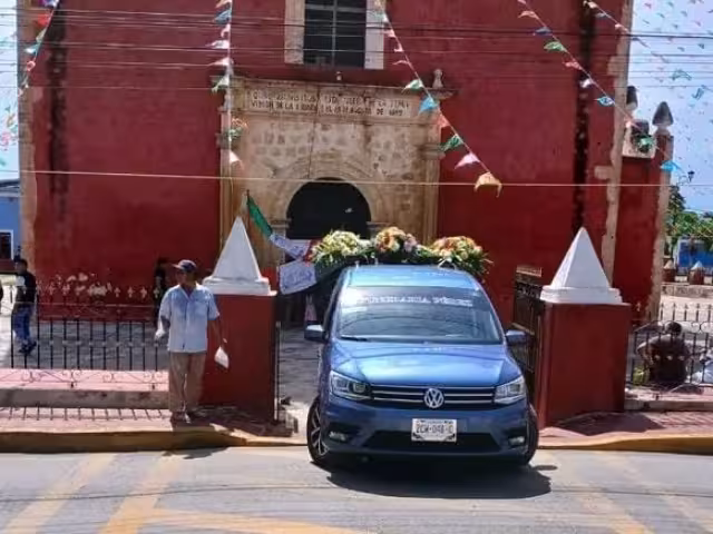 De acuerdo con los primeros reportes, el ahora occiso conducía una motocicleta cuando se impactó violentamente contra una camioneta estacionada