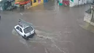 Lluvias intensas causan encharcamientos en avenidas clave de la capital de Campeche
