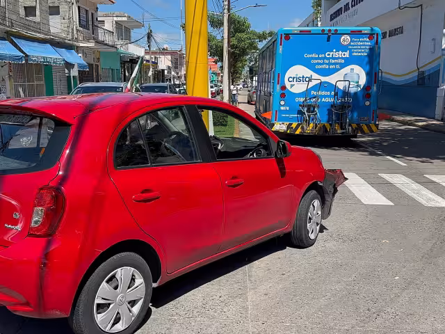 Colonia Fátima: Auto se pasa la luz roja y choca contra camión de reparto en Campeche