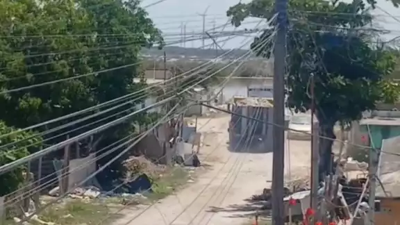Se ha captado en video camiones llenos de escombro con dirección a la zona de manglares Se ha captado en video camiones llenos de escombro con dirección a la zona de manglares