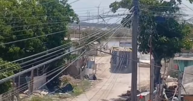 Se ha captado en video camiones llenos de escombro con dirección a la zona de manglares