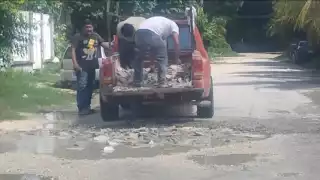 Vecinos de la colonia 10 de Mayo, en Escárcega, llevan meses sufriendo por una calle llena de baches.