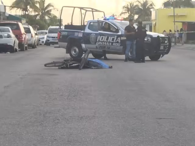Encuentran a un hombre de la tercera edad inconsciente en una avenida en Cancún