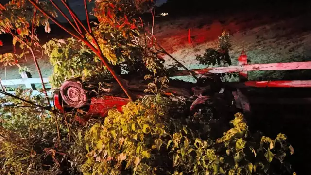 Auto se vuelca en carretera estatal; dos féminas resultan heridas